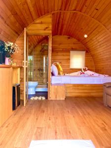 Seagate Bungalow Quy Nhon في كوي نون: غرفة نوم مع سرير وحوض استحمام في غرفة