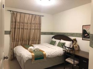 En eller flere senge i et værelse på Hidden valley treehouse home!