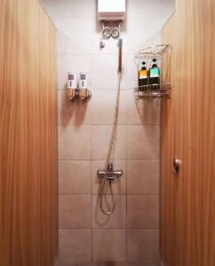 y baño con cabina de ducha. en Su Taichung Hostel - Self-service Lodge, en Taichung