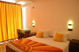 Villa Jayananda tesisinde bir odada yatak veya yataklar