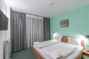 A bed or beds in a room at Hotel Iceberg Bansko