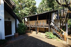 通帕蓬Baan Chai Dan的一座房子,旁边设有门廊和楼梯 更多17张照片