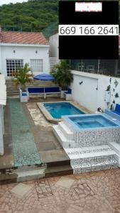 zwei Swimmingpools im Hinterhof eines Hauses in der Unterkunft residencia 2 in Mazatlán