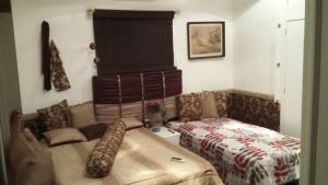 sala de estar con cama y sofá en residencia 2 en Mazatlán