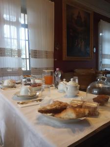 una mesa con un plato de comida. en B&B Villa Gualterio en Bolsena