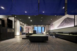 Khu vực ghế ngồi tại Resol Poshtel Tokyo Asakusa