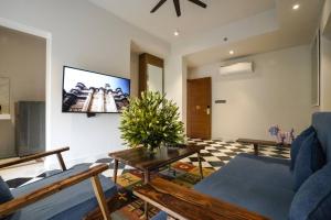 Brij Nest, Jaipur - An All Suite Boutique Hotel的电视和/或娱乐中心