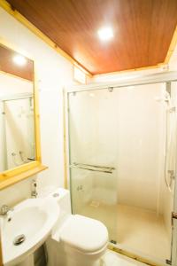 ein Bad mit einer Dusche, einem WC und einem Waschbecken in der Unterkunft Old Town Inn Maldives in Gaafaru