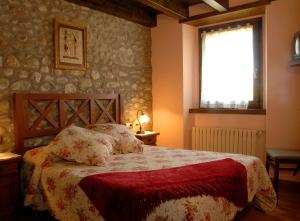 - une chambre avec un lit et une fenêtre dans l'établissement Mas Mallol, à Puigcerdà