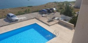 Bazén v ubytování Studio Apartma PAG BLUE OCEAN 1 with sea view nebo v jeho okolí