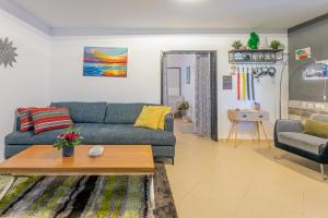 sala de estar con sofá y mesa en The Private House רשת הבית הפרטי, en Beer Sheva