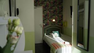 Postel nebo postele na pokoji v ubytování Hotel des Dames
