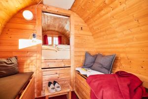 Posteľ alebo postele v izbe v ubytovaní Camping Dreiländereck Blockhütten & Apartments