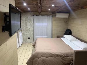 - une chambre avec un lit et une télévision à écran plat dans l'établissement Vico Tre Re a Toledo 39, à Naples