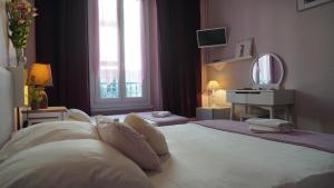 Postel nebo postele na pokoji v ubytování Hotel des Dames