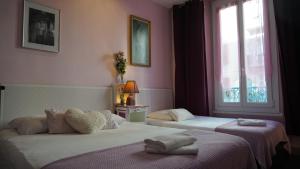 Postel nebo postele na pokoji v ubytování Hotel des Dames