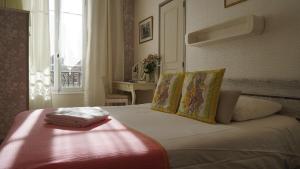 Postel nebo postele na pokoji v ubytování Hotel des Dames