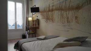 Postel nebo postele na pokoji v ubytování Hotel des Dames
