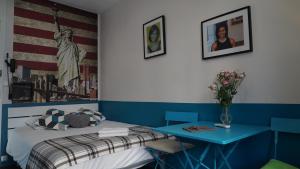 Postel nebo postele na pokoji v ubytování Hotel des Dames