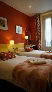 Postel nebo postele na pokoji v ubytování Hotel des Dames