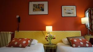 Postel nebo postele na pokoji v ubytování Hotel des Dames