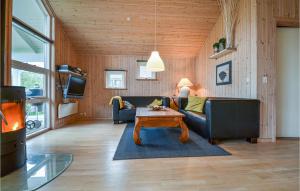 een woonkamer met een bank en een salontafel bij Stunning Home In Knebel With Kitchen in Ørby