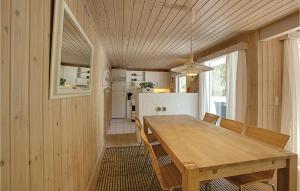 SpidsegårdにあるHubertusのキッチン、ダイニングルーム(木製のテーブルと椅子付)