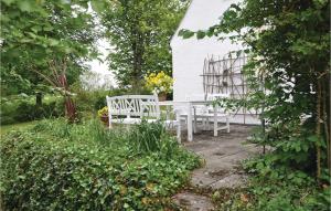 Zahrada ubytování Three-Bedroom Holiday Home In Faaborg