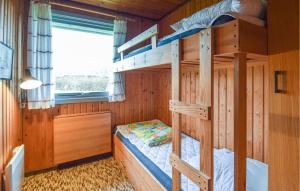 ein Schlafzimmer mit Etagenbetten in einer Hütte in der Unterkunft Trillebo in Humble