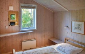 una camera da letto con un letto e una finestra di Holiday Home Bjørnemosevej Vejby V a Vejby Altre 3 foto