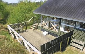uma vista aérea de uma casa com um deque de madeira em Tziki em Fanø