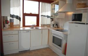 Kuchyň nebo kuchyňský kout v ubytování Holiday Home Nymandsbjerg Hvide Sande Xi