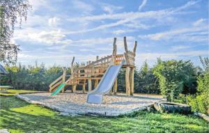 einen Spielplatz mit Rutsche im Gras in der Unterkunft Relax - Chalet Comfort in Haller