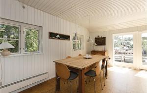 - une salle à manger avec une table et des chaises en bois dans l'établissement Finkereden, à Bedegård