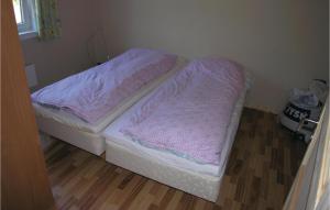 2 camas en una habitación con sábanas rosas en 3 Bedroom Gorgeous Home In Vestervig en Vestervig