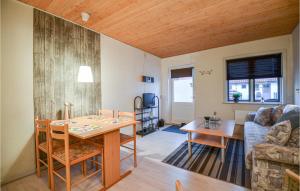 エーベルトフトにあるNice Apartment In Ebeltoft With 1 Bedrooms, Wifi And Outdoor Swimming Poolのリビングルーム(テーブル、ソファ付)