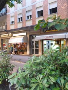un bâtiment avec un magasin dans une rue de la ville dans l'établissement #iRicci3stanze, à Monfalcone