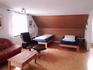 ein Wohnzimmer mit 2 Betten und einem Sofa in der Unterkunft Ferienwohnung Agnes in Nonnweiler