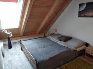 sypialnia z dużym łóżkiem na poddaszu w obiekcie Appartement Le Miracle Rezidence Speicher w mieście Mikulov