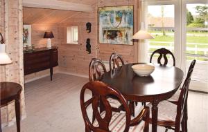 HouにあるAmazing Home In Tranekr With Saunaのダイニングルーム(テーブル、椅子、デスク付)