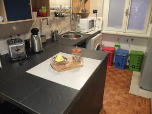 - une cuisine avec un comptoir avec une planche de coupe dans l'établissement #iRicci3stanze, à Monfalcone