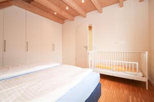 Logierhaus-Greetsiel 1 في غريتسيل: غرفة نوم بسريرين وسرير أطفال