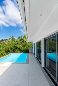 Bazén v ubytování 3BR Beautiful New Villa Mikia SDV007 with amazing Sea and Mountain Views-By Samui Dream Villas nebo v jeho okolí