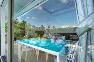 Bazén v ubytování 3BR Beautiful New Villa Mikia SDV007 with amazing Sea and Mountain Views-By Samui Dream Villas nebo v jeho okolí
