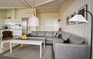 Sønderhoにある3 Bedroom Pet Friendly Home In Fanのリビングルーム(ソファ、テーブル付)
