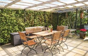 Κήπος έξω από το Two-Bedroom Holiday Home In Tarm