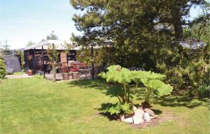 Κήπος έξω από το Two-Bedroom Holiday Home In Tarm