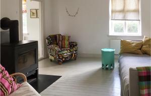 ein Wohnzimmer mit einem Sofa und einem Stuhl in der Unterkunft Amazing Home In Abbeks With House Sea View in Abbekås