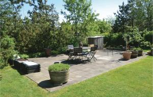 Κήπος έξω από το Two-Bedroom Holiday Home In Tarm