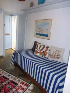 Giường trong phòng chung tại Nyfes Traditional Boutique Faltaina